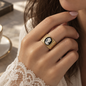 Preview: Gehämmerter Vintage Ring, Breiter Goldring Damen, Statement Ring, Kamee Ring Gold, Viktorianischer Stil, Besondere Geschenke für Sie